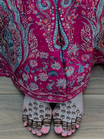 A minimal feet design with a dense pattern of tiny floral butis. This style provides beautiful color and detail without being heavy, pairing perfectly with any outfit.