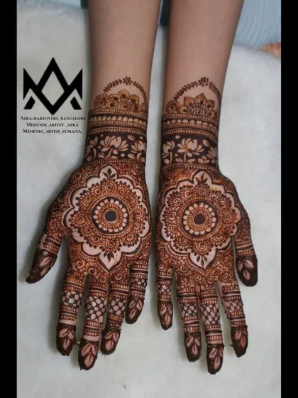 A beautiful mandala design on the palms, a classic and popular choice for guests and festive occasions.