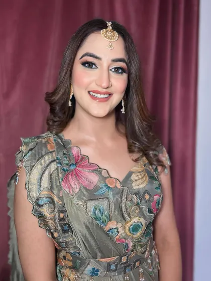 Her smile says it all. This makeup look is all about feeling confident and beautiful, with a focus on fresh skin and beautifully defined eyes.