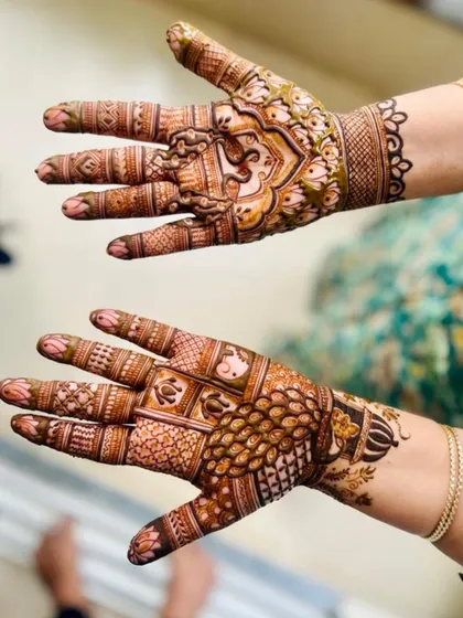 A designer back-hand mehendi for the festive season.