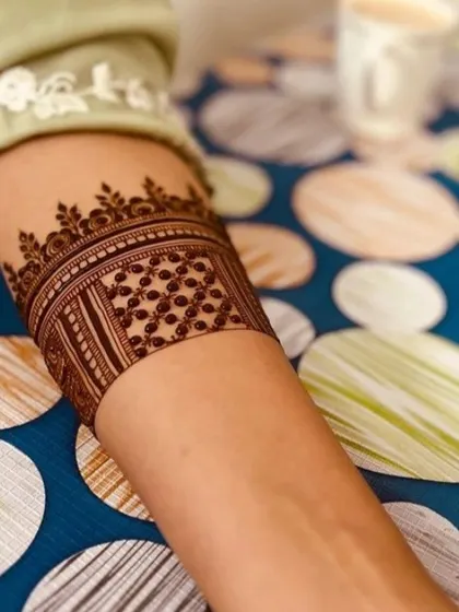 A simpler armband design with a focus on dotted patterns (jaali) and a neat border. Perfect for bridesmaids or for a minimalist bride.