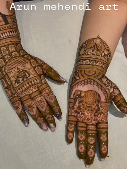 A design featuring large elephant motifs on the palms, a symbol of strength and good luck.