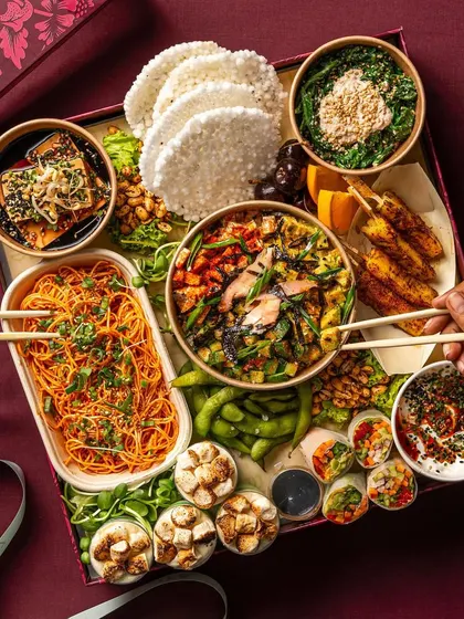 This is my Summer Special Asian Tapas Box, a chilled feast perfect for two or three people. It’s a refreshing collection of cold Sichuan noodles, a vibrant sushi bowl, mango avocado rice rolls, and other fresh summer hits.