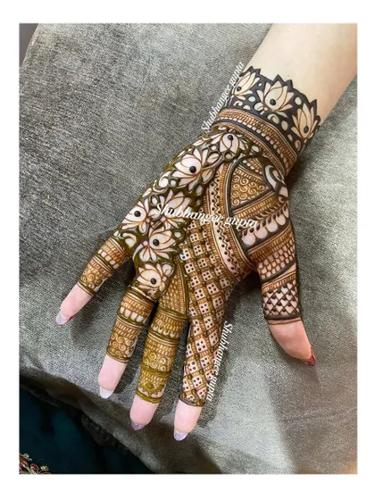 A simple yet elegant design for the back of the hand. The pattern combines lotus flowers with a peacock feather motif for a graceful look.