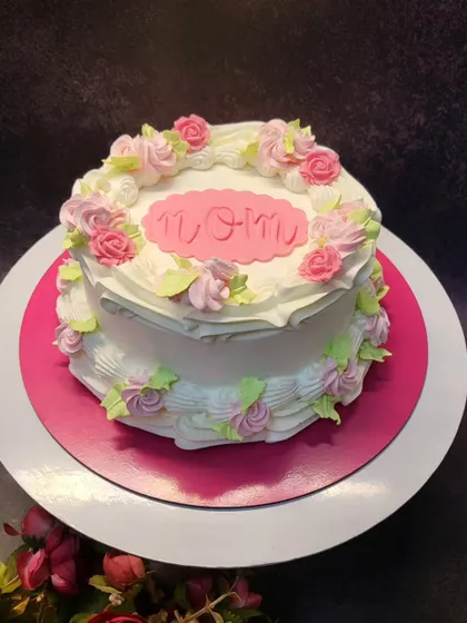 Another view of this lovely vintage-style cake for Mother's Day, showing the delicate piping work around the sides.