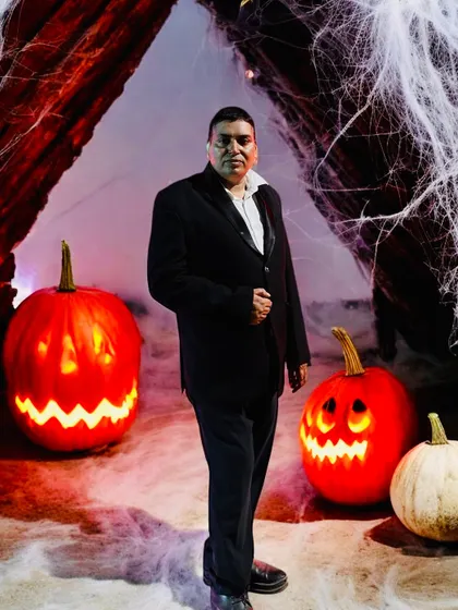 A spooky-themed portrait for a Halloween party. I can adapt my look and my show to fit any theme, making your event even more special.
