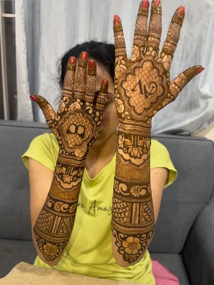 This design features the initials 'AV' and a symbol of infinity, representing eternal love.