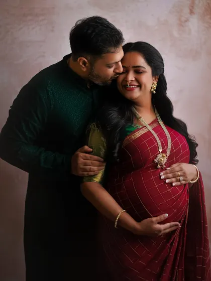 A tender kiss on the forehead, a shared smile. These are the moments of care and love that I live to capture during a traditional couple's maternity session.