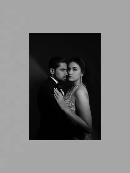 A powerful and intimate black and white portrait, where the couple's embrace and intense gaze create a feeling of deep connection.