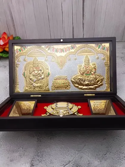 Yeh Kubera Lakshmi Gift Box dhan aur samriddhi ka prateek hai. Isse aap apne priyajanon ko festivals par dekar unke liye shubh kamnayein bhej sakte hain.