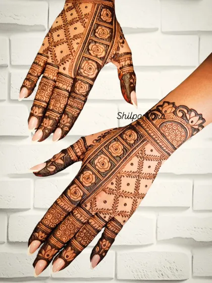 A beautiful design with rose bands and a delicate jaal pattern, perfect for a modern bride.
