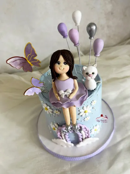 Another view of this purr-fectly personal cake, showing the balloon and butterfly details.
