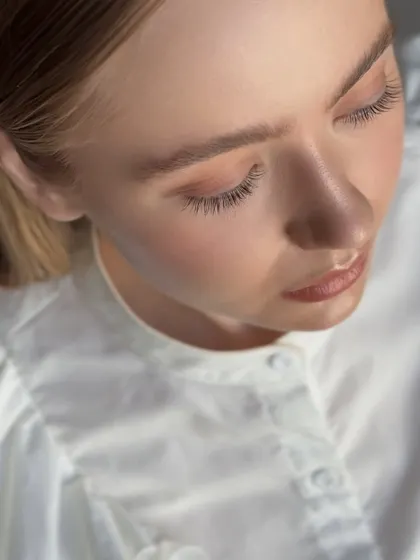 From above, you can see the full length and gentle curl of the laminated lashes. This angle highlights the clean, elegant effect of the treatment.