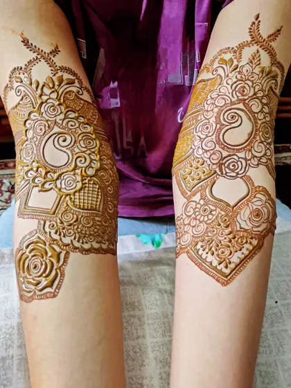 A creative design for the elbows, showing that henna art can be placed anywhere.