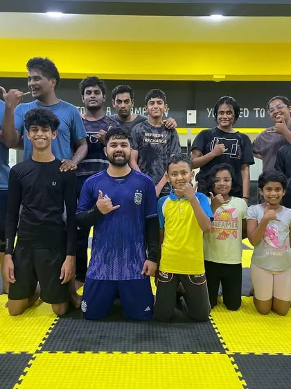 The 1026 MMA team, all smiles and shakas after another great session.