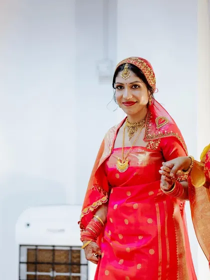 A candid shot of a bride during her Oorkuduva ceremony. Her makeup is fresh and glowing.