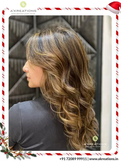 These warm, golden highlights are perfect for adding a 'wow' factor. Styled with soft waves, the hair looks voluminous, healthy, and incredibly vibrant.