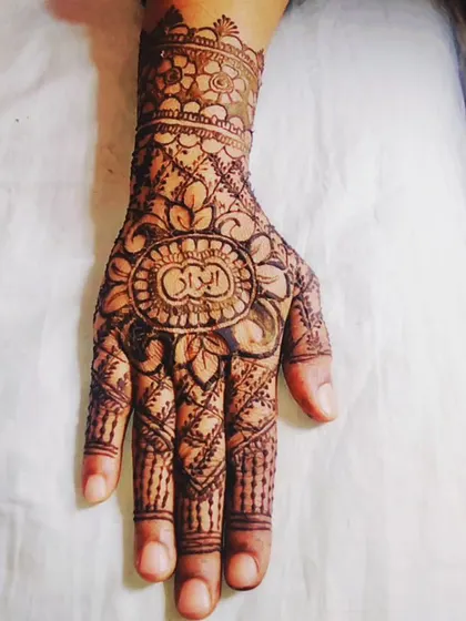 Your mehendi should tell your story. I love weaving personal elements into my art, like hiding a loved one's name in beautiful calligraphy, making your bridal henna a unique and intimate part of your celebration.