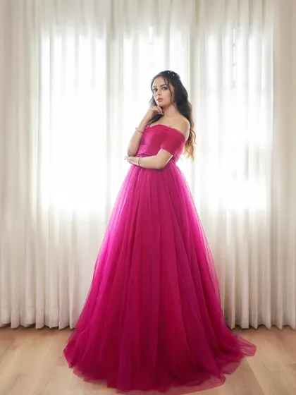Meet 'Lush', a beautiful dual-tone pink gown. It comes with detachable halter neck straps and a detachable belt, so you can style it as an off-shoulder or halter dress.