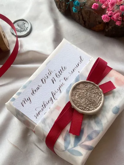 Wrapping joy, one gift at a time. Here is a collection of some of my favorite gift wrapping styles, featuring everything from bold colors and patterned paper to minimal wraps with vellum, dried flowers, and wax seals.