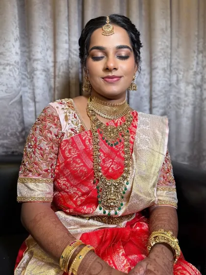 My beautiful Kerala bride Mridhu. This look is a perfect example of a simple, skin-like muhurtham makeup that enhances her features without being overpowering.