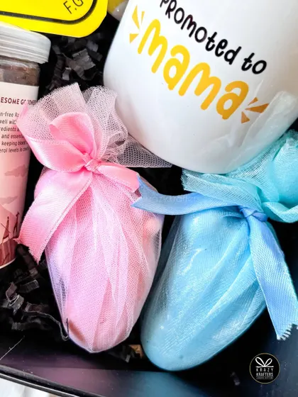 We love adding thoughtful details like these little pink and blue sweet pouches, adding a hint of color and fun to the pregnancy reveal.