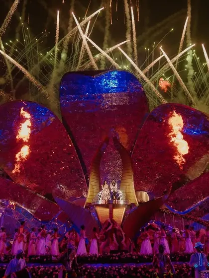 Fireworks above, love below, and fire on stage. This performance was a feast for the senses, combining dance, pyrotechnics, and a spectacular floral-inspired stage.
