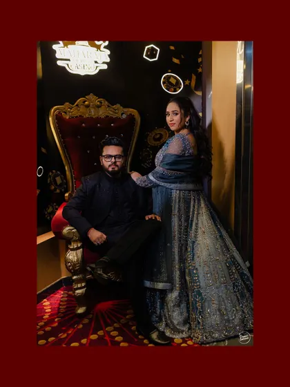 A regal portrait for a unique Sangeet night held on the Cordelia Cruise. The casino-themed decor and the couple's elegant attire create a fun, high-stakes glamour vibe for their wedding celebration.