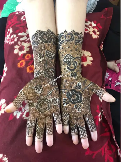 A full view of the heart-motif bridal mehendi.