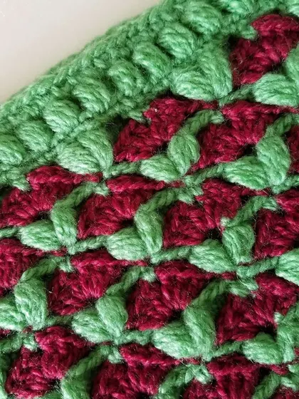 Here is the Cardamom Blossoms stitch in a different color combination of festive red and green. This pattern is wonderful for using two contrasting colors.