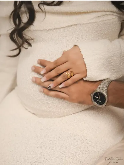 United in love. Another beautiful detail shot of the couple's hands together on the bump, a simple and powerful symbol of their shared journey into parenthood.