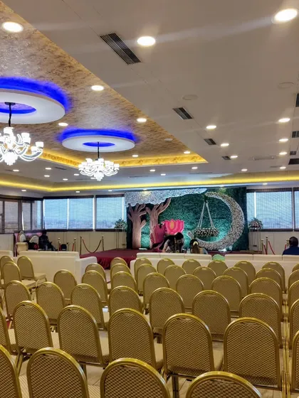 A wide shot of the venue with the moon cradle stage.