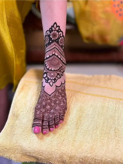 A simple yet very elegant foot design, focusing on the top of the foot. This style is perfect for pre-wedding functions or for bridesmaids.