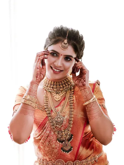A classic bridal portrait, capturing her smile and stunning jewellery.