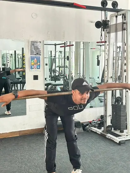 A close up on the stretching form. Details matter in training.