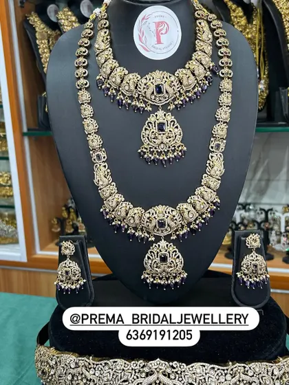 A beautiful antique set with deep blue stones, offering a unique twist on traditional temple jewellery.