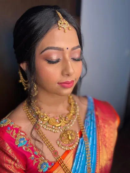 A soft and romantic traditional look. The pink and gold eyeshadow complements the colors in her saree, while the rest of the makeup is kept fresh and glowing.