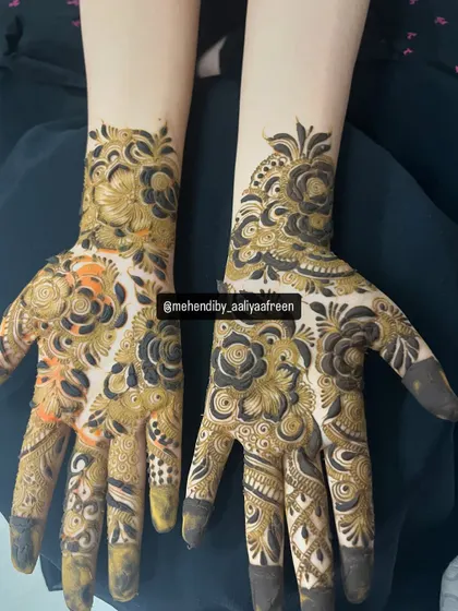 Another angle of the unique dual-color henna design.