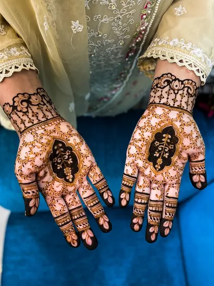 An aesthetic and intricate design for the groom's sisters, featuring a bold central motif with delicate surrounding patterns.