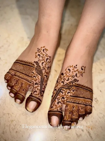 Simplicity with a touch of elegance. This minimal leg design features parrots on a vine, perfect for a bride who wants something unique and delicate.