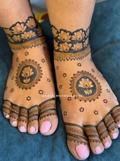 A minimal bridal leg design done by my amazing team. This pattern features a lotus mandala on the top of the foot with a matching lotus cuff at the ankle.
