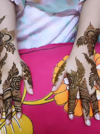 A classic Arabic style with a flowing vine pattern that travels diagonally across the hand.