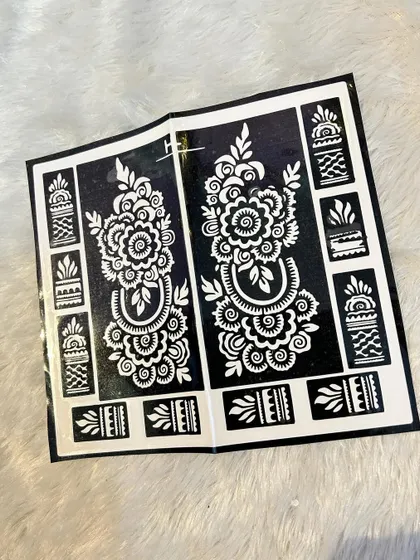 A full-hand stencil design, featuring a large floral motif for the back of the hand and smaller, matching patterns for the fingers. This makes it easy to get a balanced and intricate design without any drawing skills.
