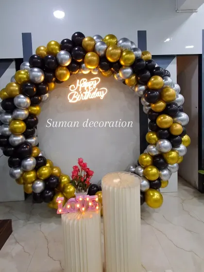 A clean shot of the black, gold, and silver balloon ring with the neon sign, before the name was added.