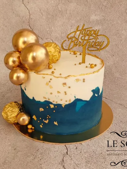 A classic blue and gold design that's always a crowd-pleaser. This half-kg Vanilla Butterscotch cake is decorated with a textured blue fault line, gold leaf, and golden spheres.
