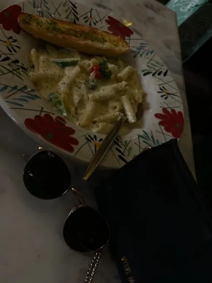 A delicious plate of white sauce pasta.