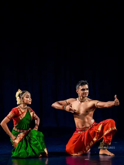 A playful and interactive moment from 'SUTÃ'. The performance explores the many facets of the father-daughter relationship, from serious to lighthearted.