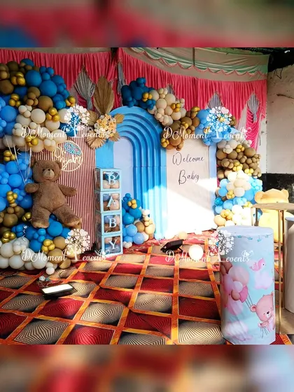 A closer look at the teddy bear baby welcome decor, showing the detailed backdrop with arches and cute baby block props.