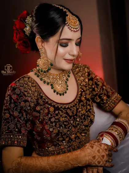 A beautiful portrait of a bride with an elegant hairstyle adorned with red roses. We capture every detail that makes her look unique.