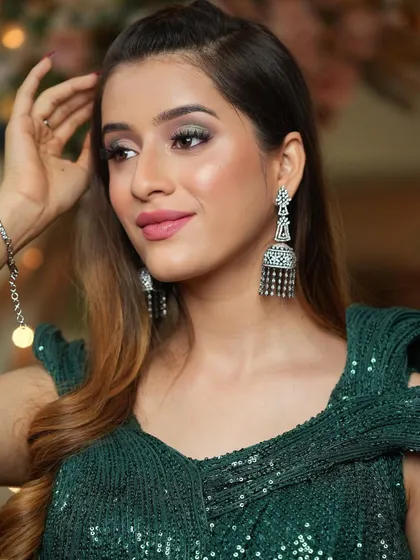 The perfect balance of a dramatic eye and a soft lip color. This is a classic combination for evening glam that you will master in our course.
